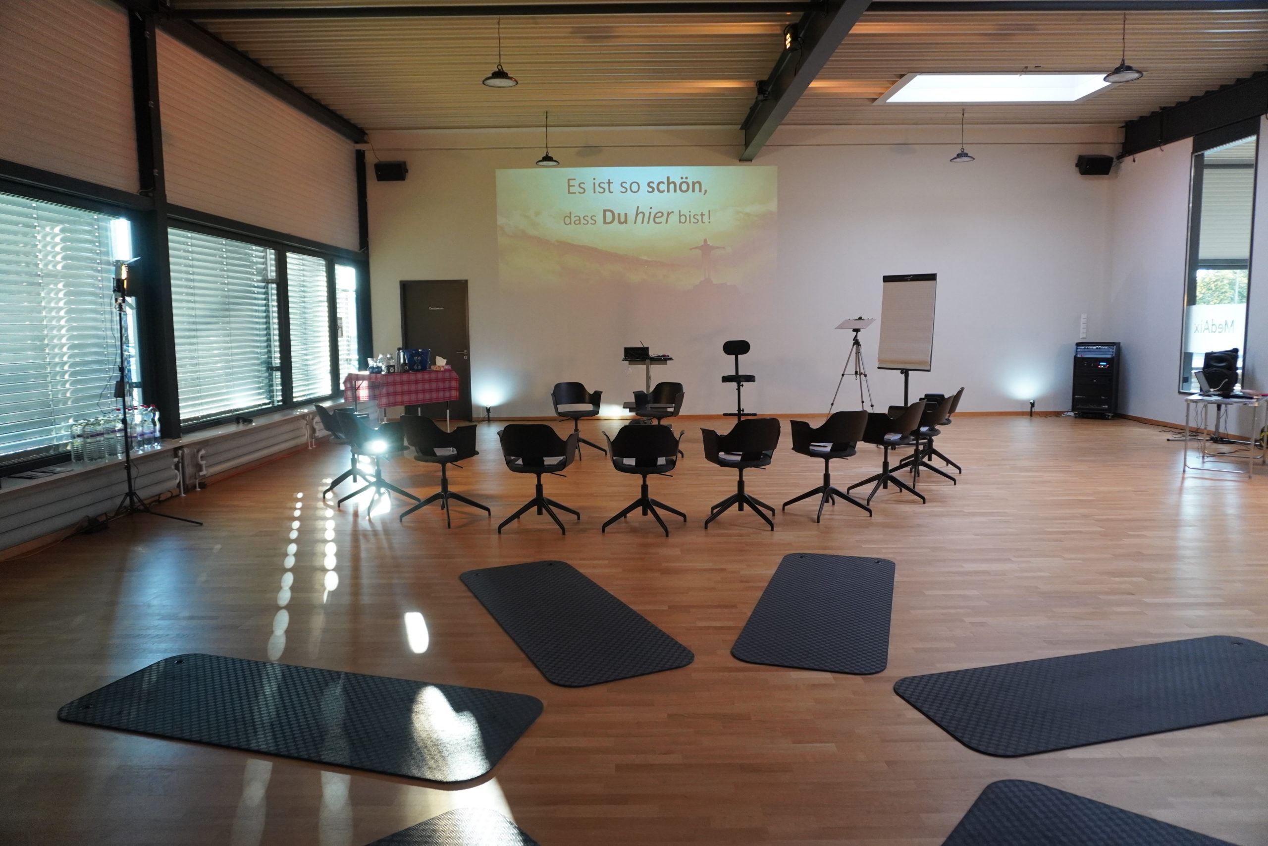 Gruppe bei einer gemeinsamen Übung während des Seminars