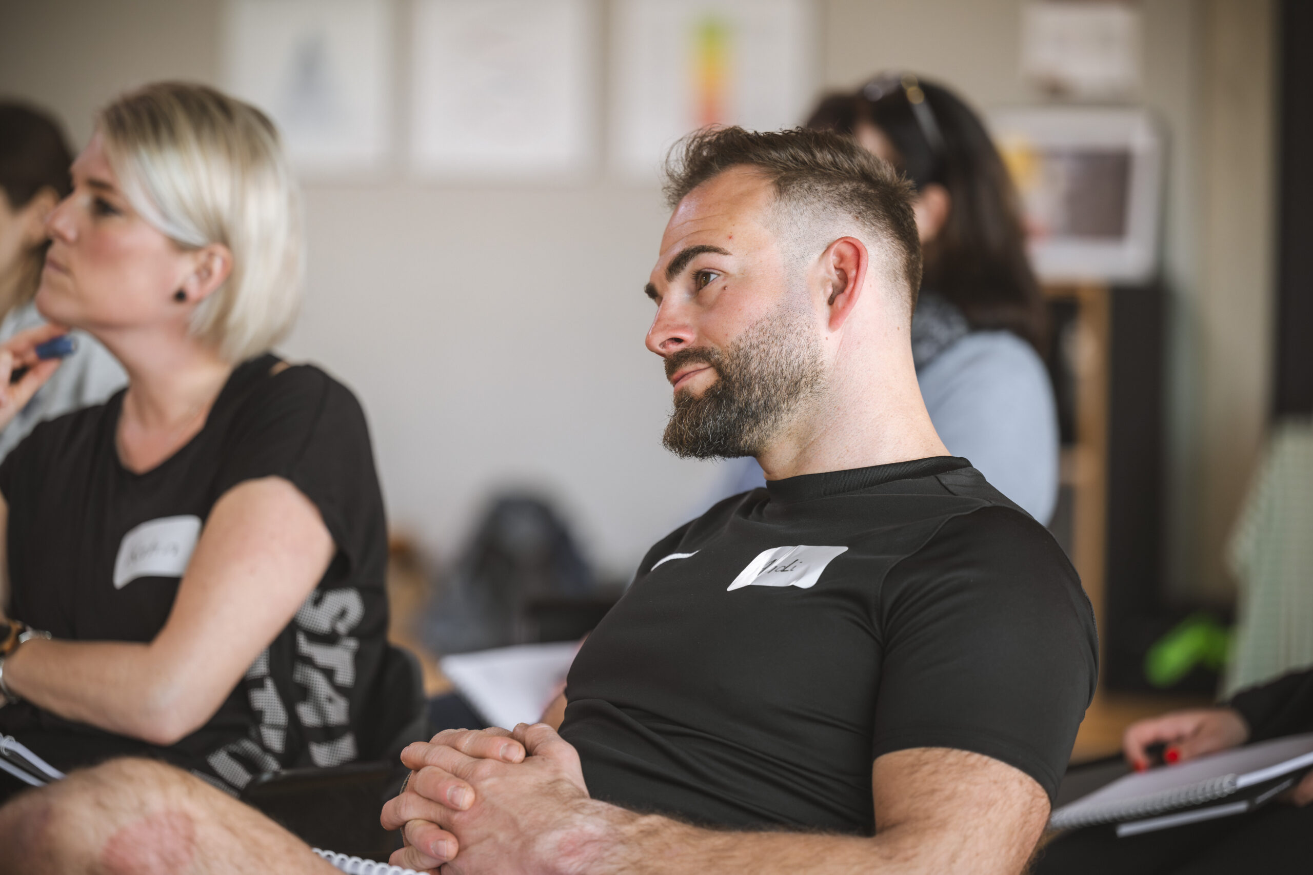 Gruppe von Teilnehmenden gemeinsam beim Training – Verbundenheit beim Seminar Glücklich & Gesund