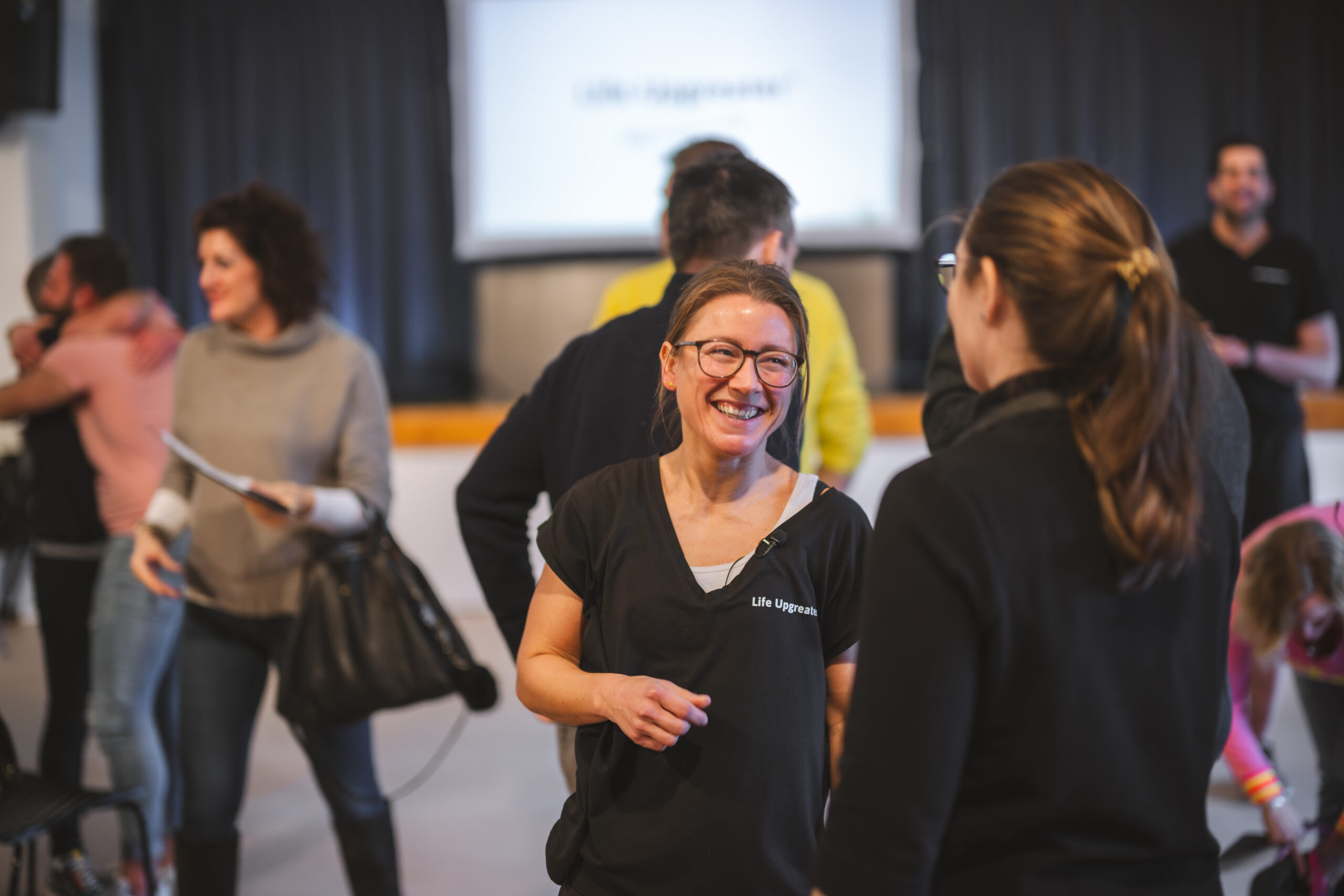 Lisa im herzlichen Austausch mit einer Teilnehmerin beim Life Upgreater Seminar